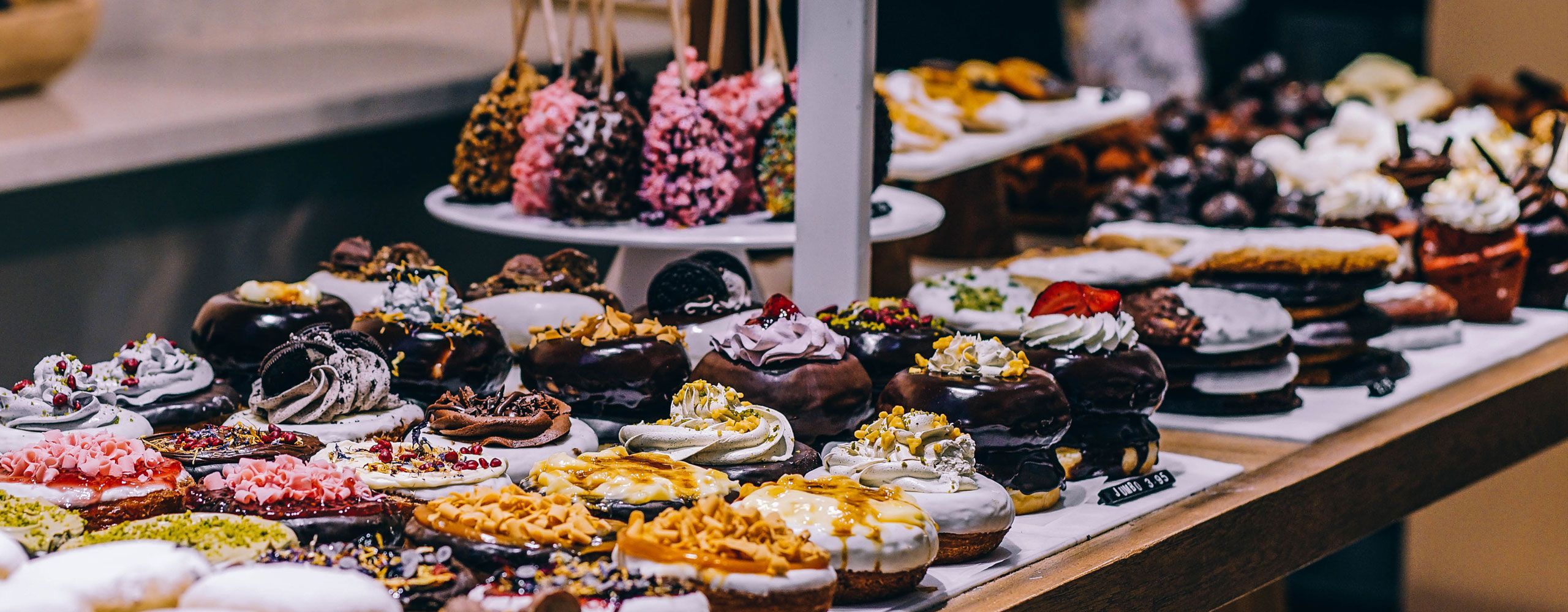 Ein Tisch mit vielen Nachspeisen und Kuchen