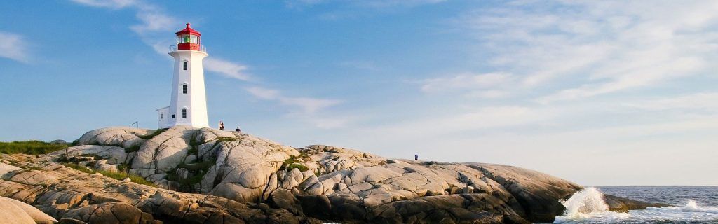 Leuchturm auf einem Felsen, direkt am Meer