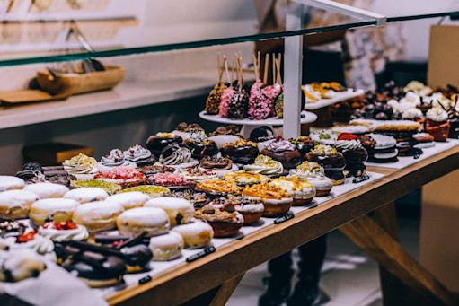 Ein Tisch mit vielen verschiedenen Nachspeisen und Kuchen Ein Tisch mit vielen verschiedenen Nachspeisen und Kuchen
